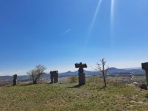 A magyar stonhenge, Haláp hegyi kőszobrok